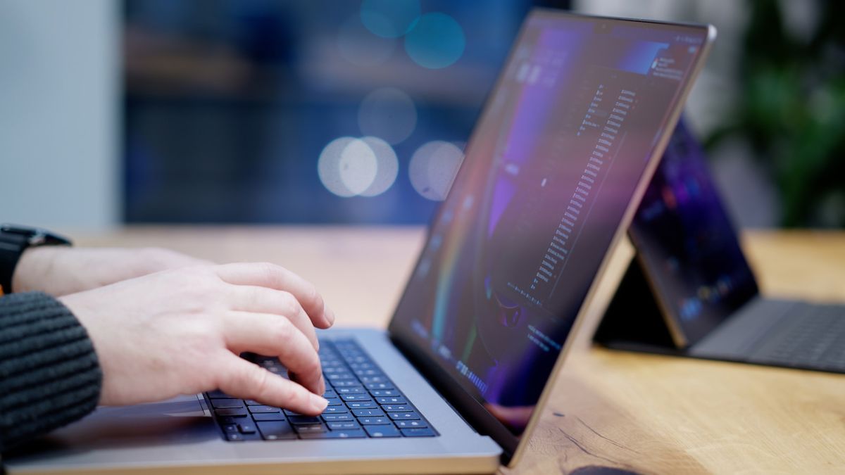 Person som skriver på en laptop ved et skrivebord